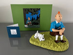 Tintin Collectible Figure - Tintin sitting on the grass (2023). Made by Moulinsart. - Bobbie, collectors item, hergé, Kuifje, Kuifje in gras, Moulinsart, new arrival, New Arrivals, Struppi, Tim, Tintin, Tintin sitting on the grass, tintinimaginatio - Gadgetz Home