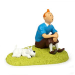 Tintin Collectible Figure - Tintin sitting on the grass (2023). Made by Moulinsart. - Bobbie, collectors item, hergé, Kuifje, Kuifje in gras, Moulinsart, new arrival, New Arrivals, Struppi, Tim, Tintin, Tintin sitting on the grass, tintinimaginatio - Gadgetz Home