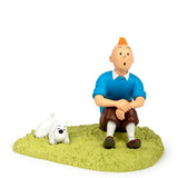 Tintin Collectible Figure - Tintin sitting on the grass (2023). Made by Moulinsart. - Bobbie, collectors item, hergé, Kuifje, Kuifje in gras, Moulinsart, new arrival, New Arrivals, Struppi, Tim, Tintin, Tintin sitting on the grass, tintinimaginatio - Gadgetz Home